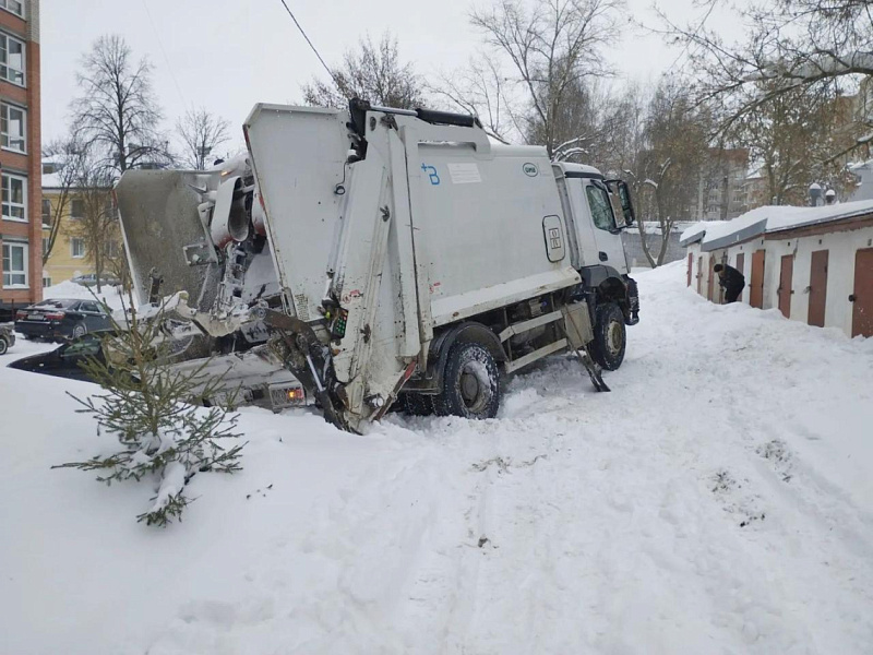  В Кирове решают проблему вывоза мусора из заснеженных дворов 