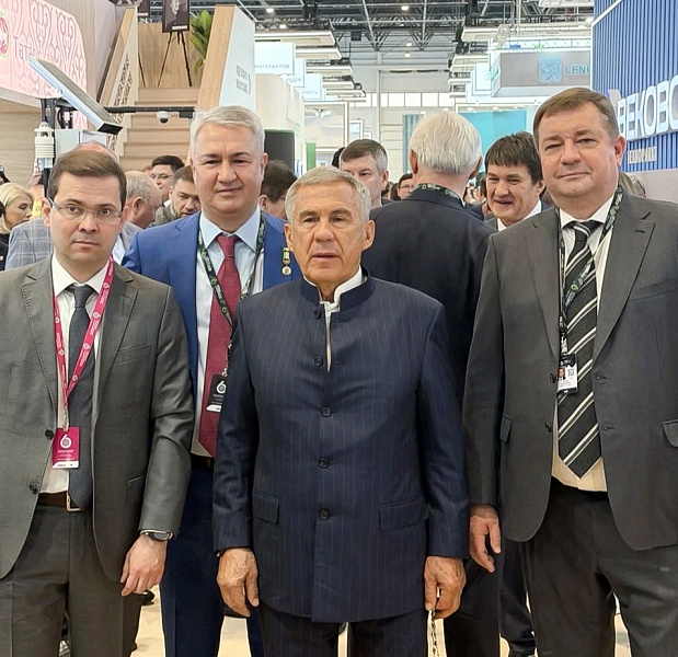 Рахим Азимов принимает участие в работе выставки «Иннопром. Центральная Азия»