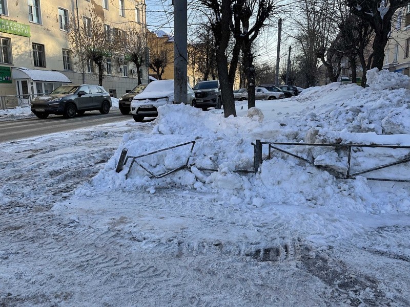 Снегоуборщики разрушают городскую инфраструктуру в Кирове
