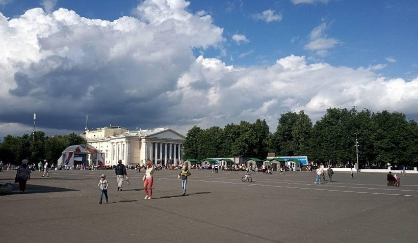 На Театральной площади покажут кино