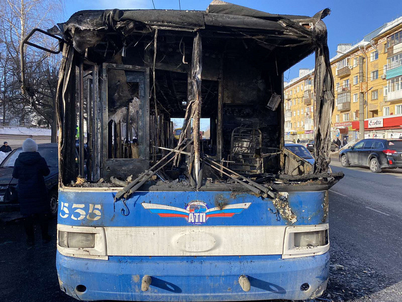 В центре Кирове дотла сгорел троллейбус