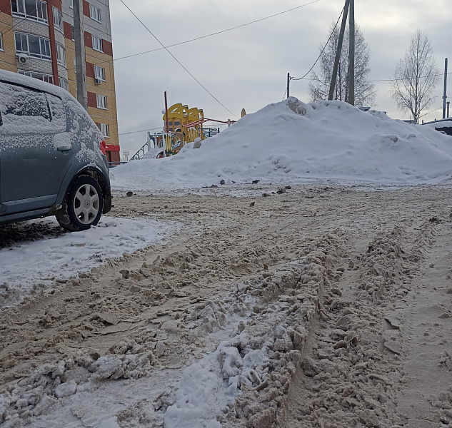 Кировчан просят сообщать о сугробах, которые мешают обзору на проезжей части