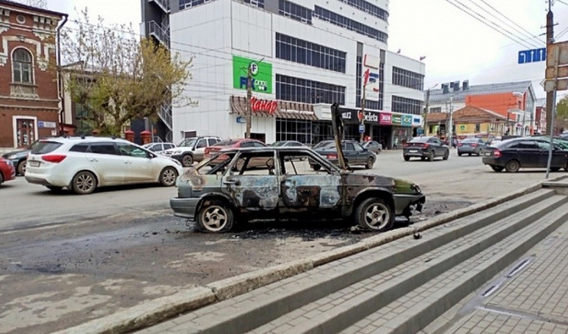 В центре Кирова сгорел автомобиль