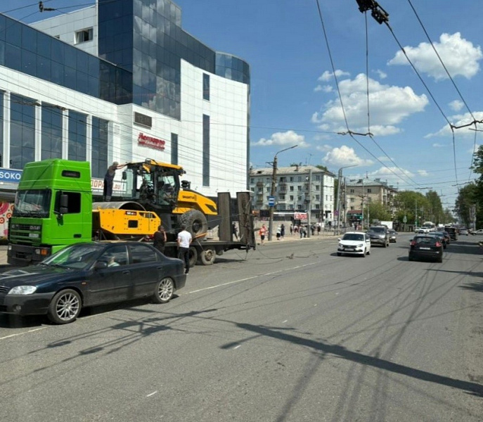 У ЦУМа в Кирове строительная техника оборвала троллейбусные провода