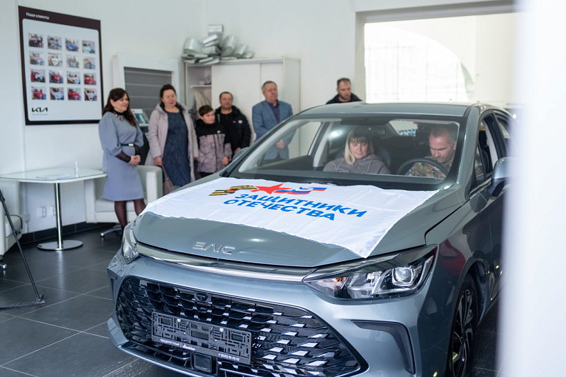 Фонд «Защитники Отечества» вручил ветерану СВО автомобиль с ручным управлением 