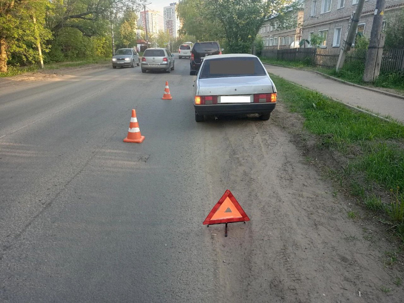 В Кирове девушка выпала из автомобиля