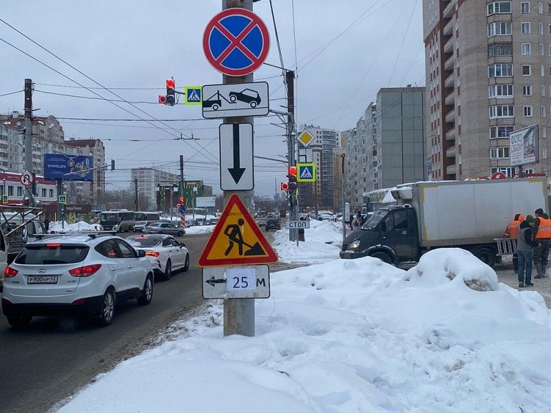 Из-за постоянных пробок на перекрестке Юровской и Строителей перенастроили светофоры