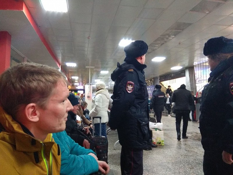 Полиция проверяет, носят ли кировские пассажиры поездов маски