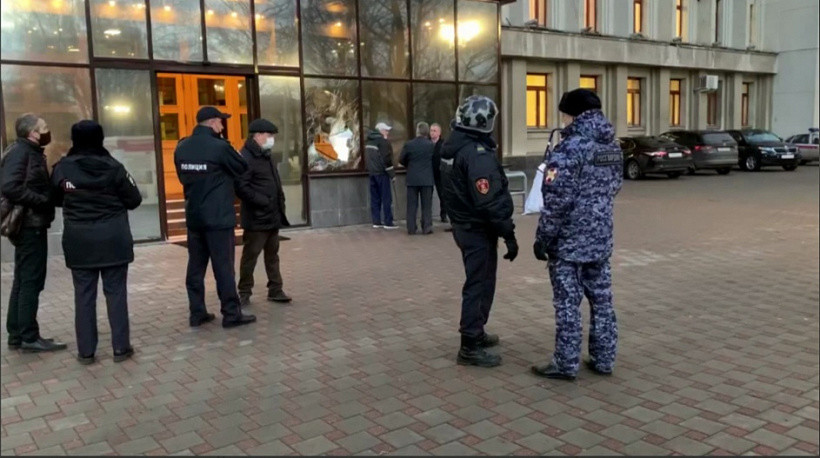 Кировчанин разбил кирпичом стекло в здании правительства 
