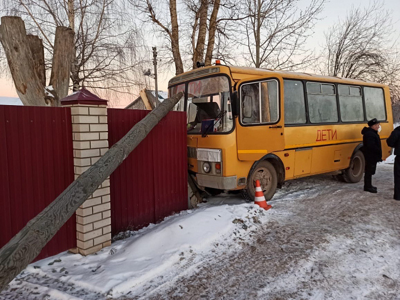 Школьный автобус в Кирове снес столб и врезался в забор