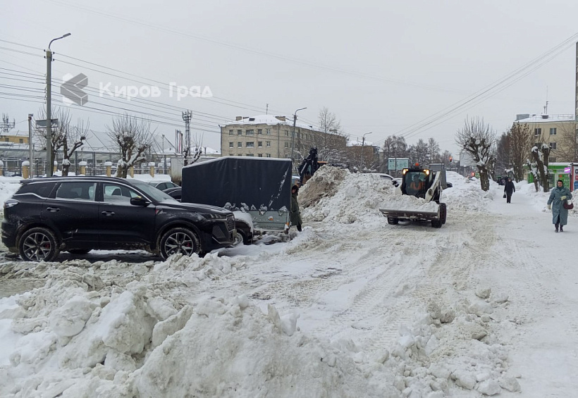С улиц Кирова этой зимой вывезли уже более 350 тыс. кубометров снега
