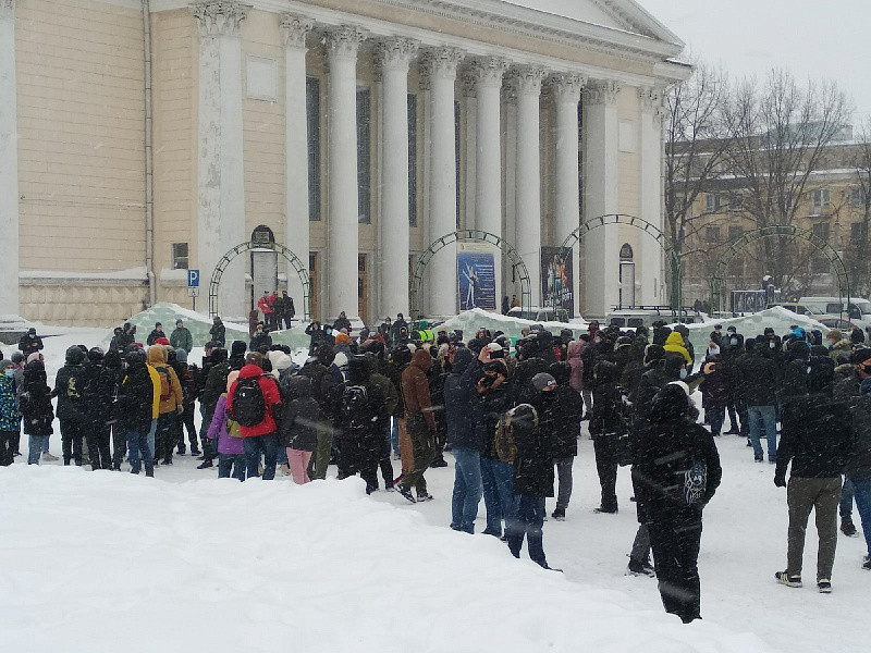 Полиция задерживает участников акции в поддержку Навального в Кирове