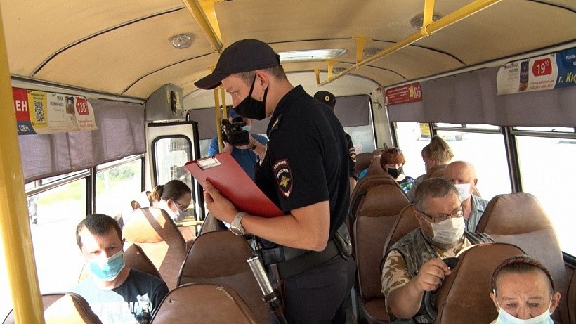 Полиция проверяет маски у пассажиров автобусов в Кирове