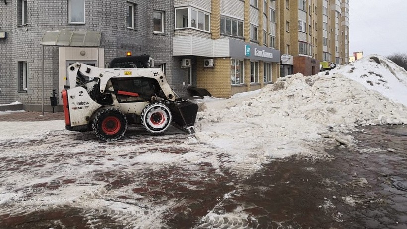 Кировчане вынуждены бегать за спецтехникой, чтобы заставить почистить дороги