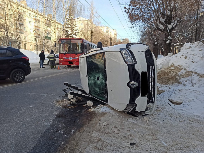 В Кирове «Рено» столкнулся с автобусом и перевернулся