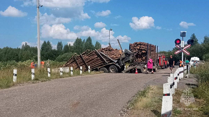 Лесовоз столкнулся с поездом в Кировской области