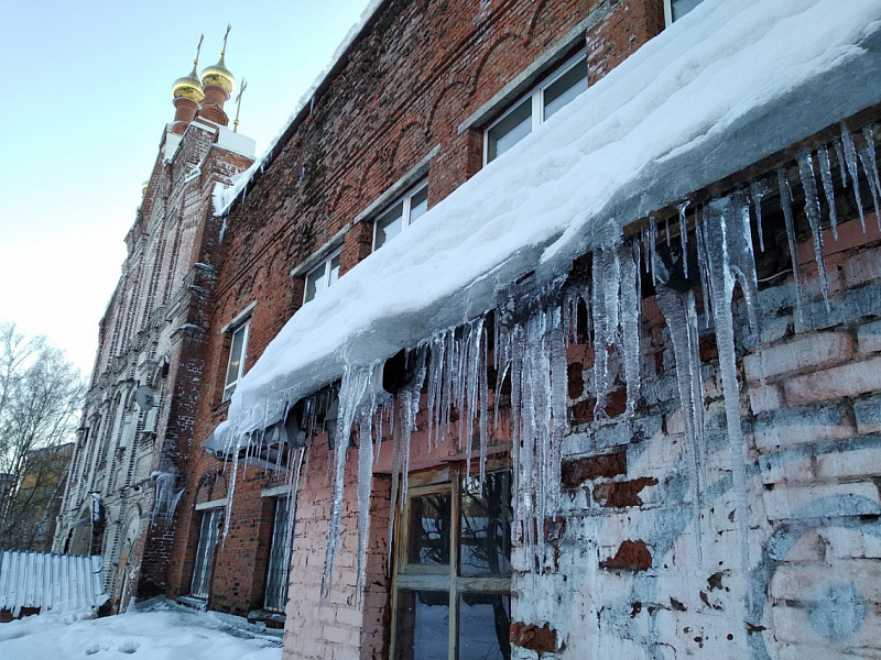 99 жалоб на неочищенные крыши поступило с начала года в Кировской области