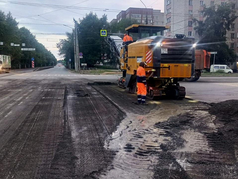 В Кирове устраняют колеи на дорогах