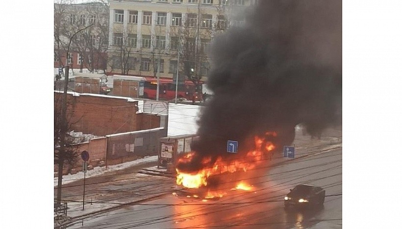 В центре Кирова дотла сгорел пассажирский автобус