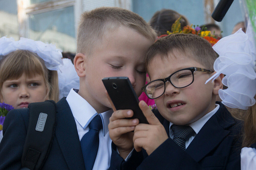 Кировским школьникам запретят пользоваться смартфонами с интернетом