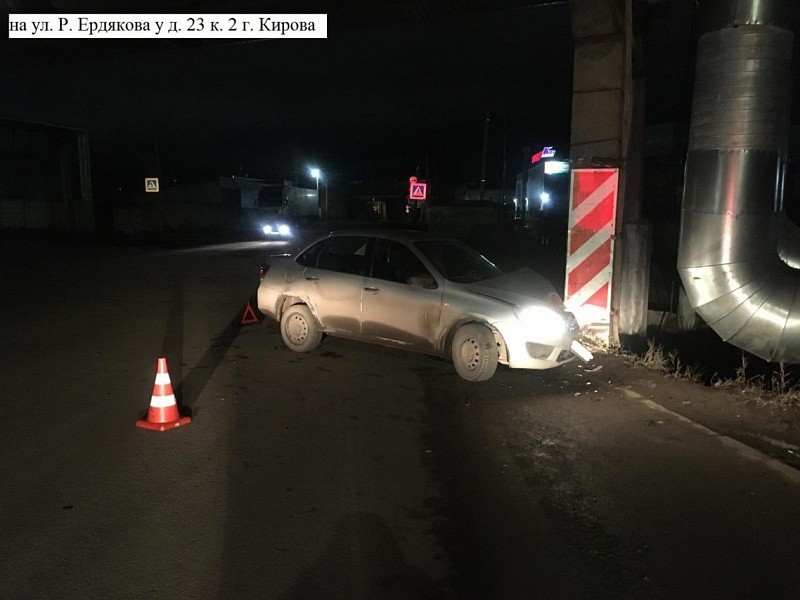 Пьяный водитель врезался в теплотрассу в Кирове 