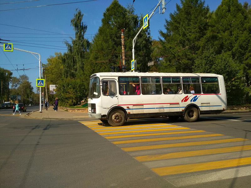 Перевозчики ради выгоды заставляют кировчан ездить в переполненных автобусах