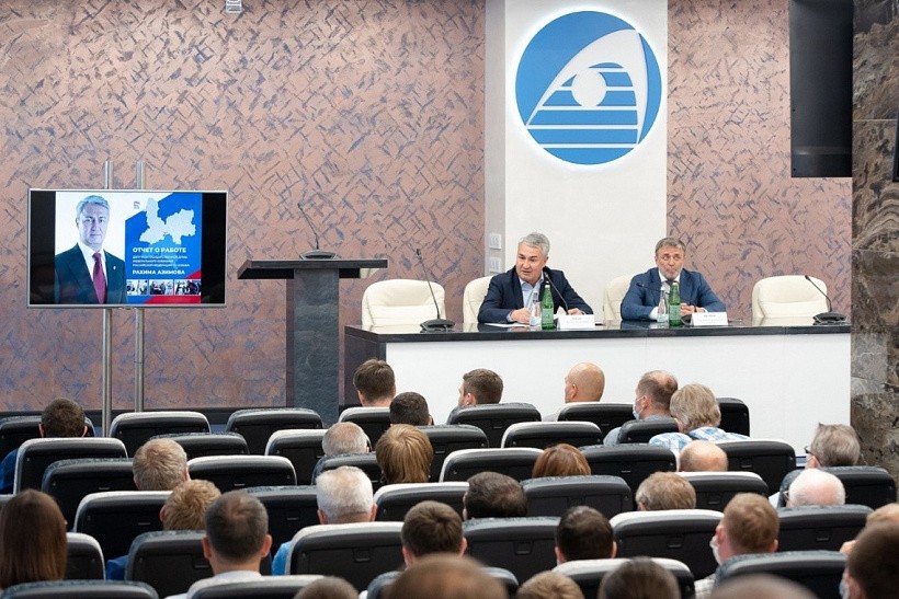 Поддержку промышленных предприятий обсудил Рахим Азимов с работниками АО «ВМП «АВИТЕК»