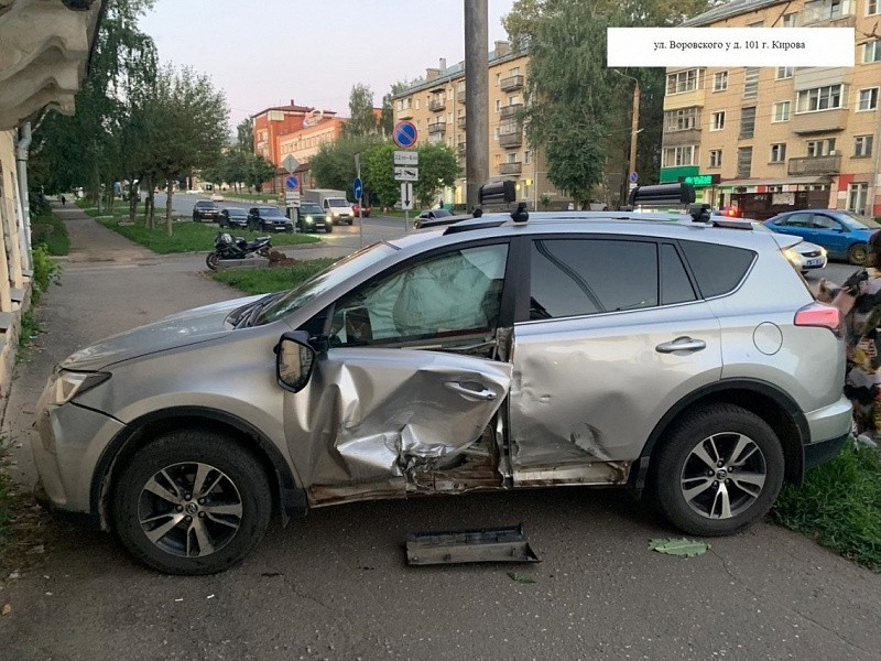 В Кирове «Тойота» врезалась в дом