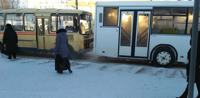 Из-за разбитой дороги в Кирове изменили автобусный маршрут