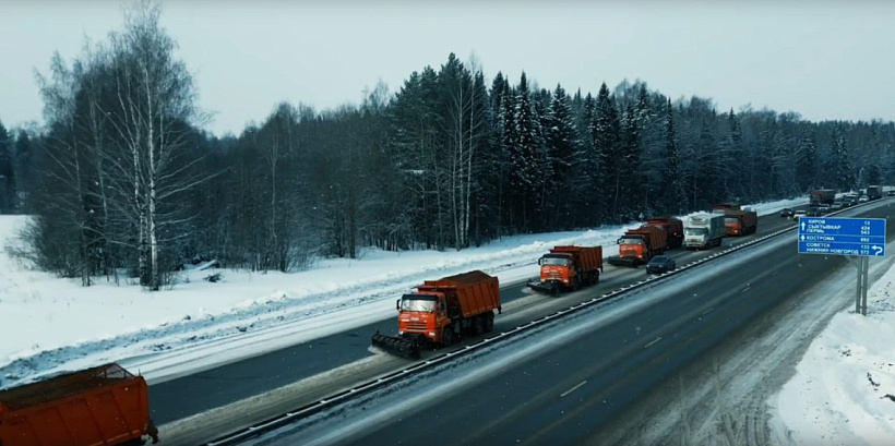 Совет водителям: Не внедряйтесь в колонну спецтехники
