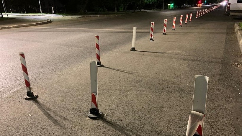 В Кирове неизвестные снова сломали сигнальные столбики на Воровского