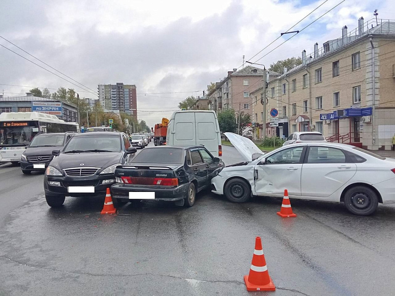 5 машин столкнулись в Кирове