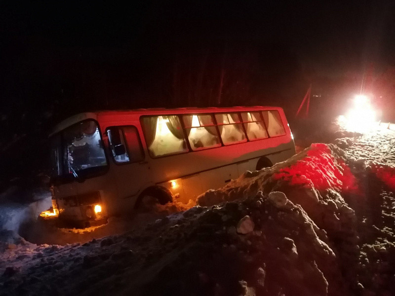 В Кировской области пассажирский автобус вылетел в кювет