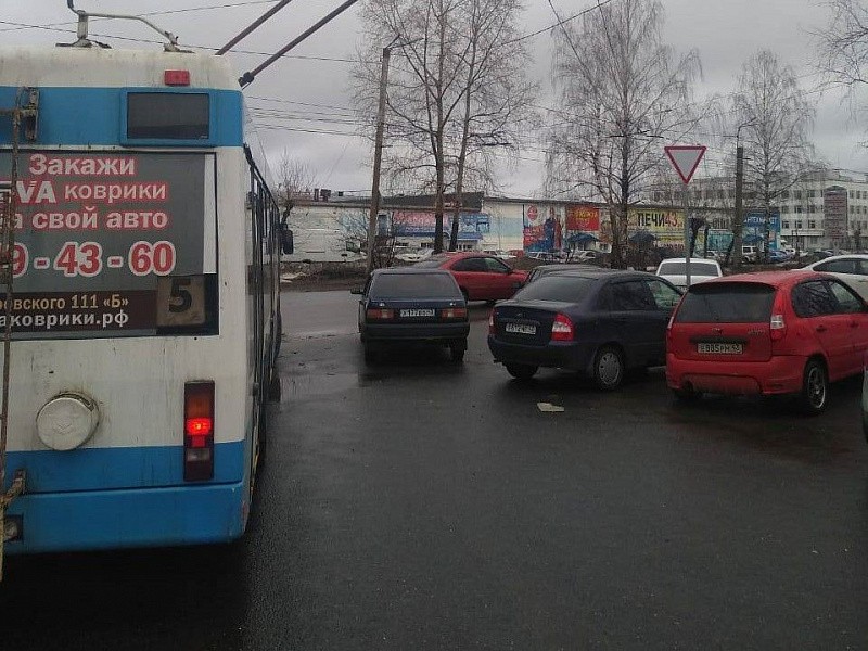 В Кирове припаркованный автомобиль парализовал работу троллейбусов