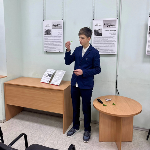 Семиклассник в Кирове открыл выставку и проводит по ней экскурсии