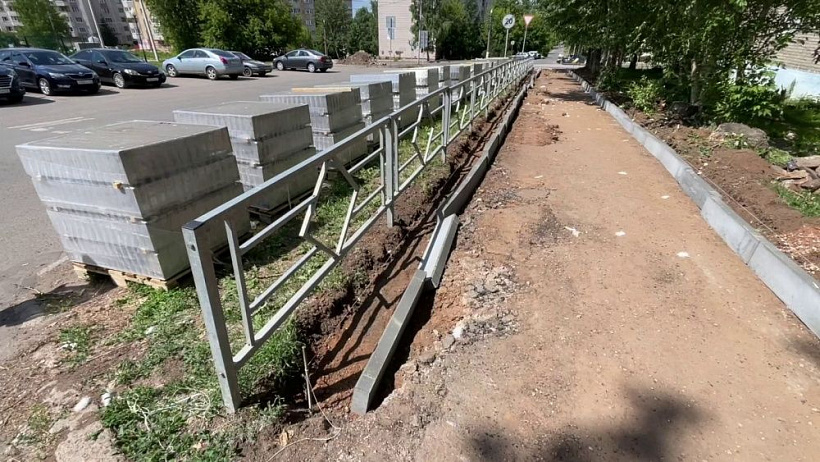 На улице Монтажников начали делать тротуар