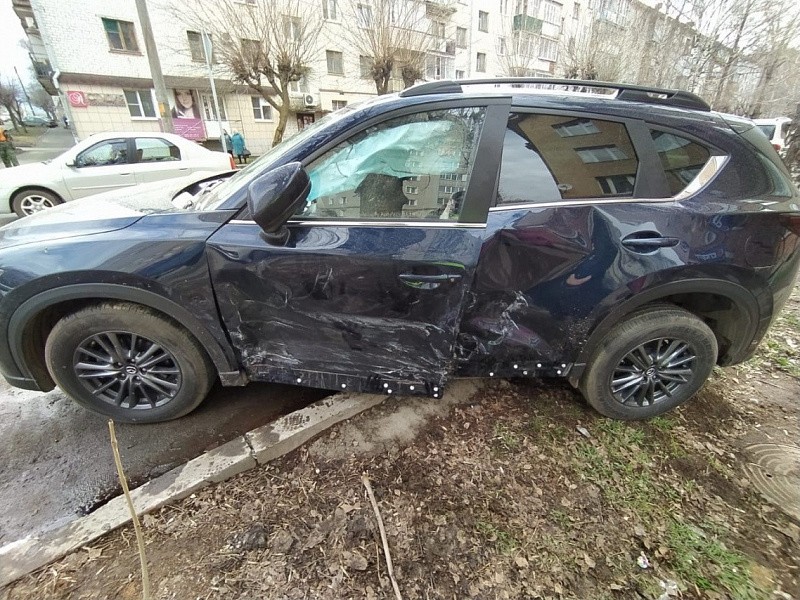 В центре Кирове опрокинулась «Мазда». Есть пострадавшие