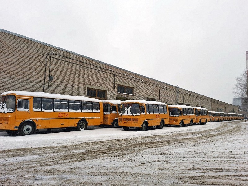 В Кировской области больше 2 месяцев простаивают новые школьные автобусы