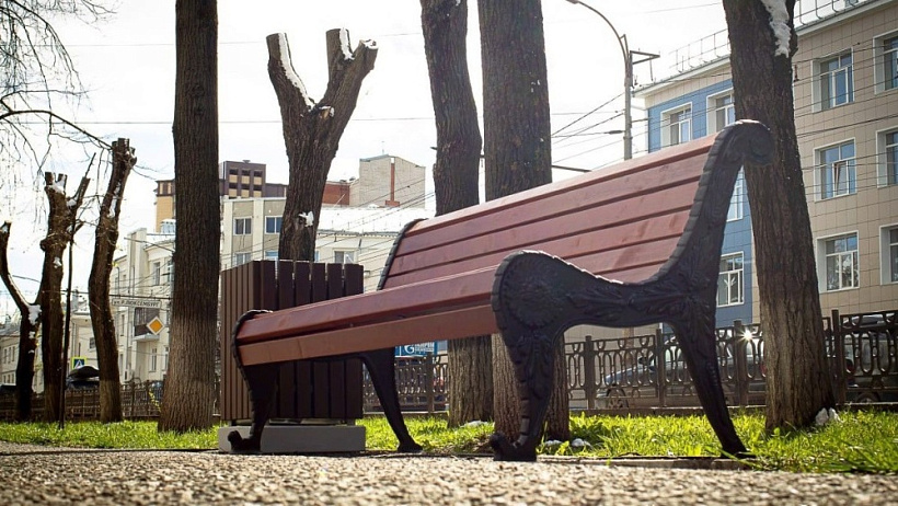 На Октябрьском проспекте в Кирове появились новые скамейки