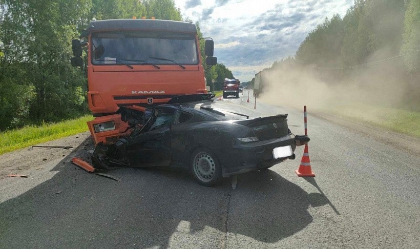 В лобовом столкновении с КамАЗом в Юрьянском районе погибли 2 человека