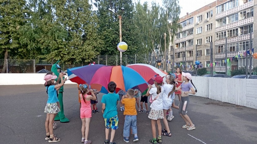 В микрорайоне Домостроитель состоялось открытие марафона дворовых игр для детей