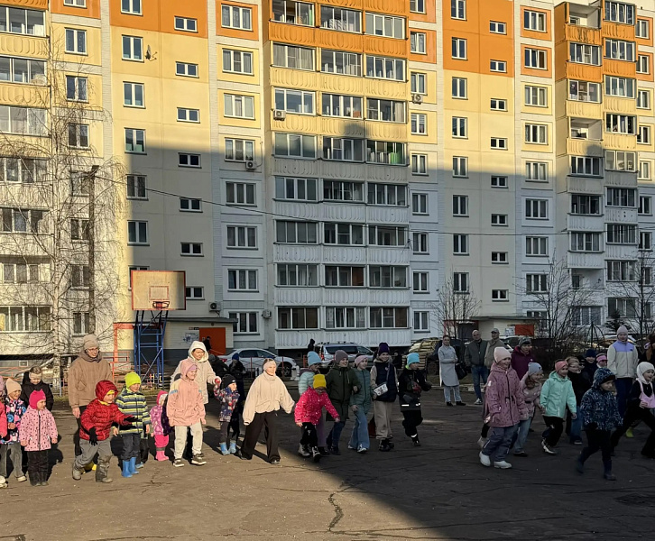 В Чистых Прудах рисовали герб многоквартирного дома