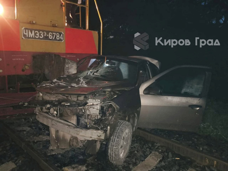 Поезд врезался в машину в Кирове
