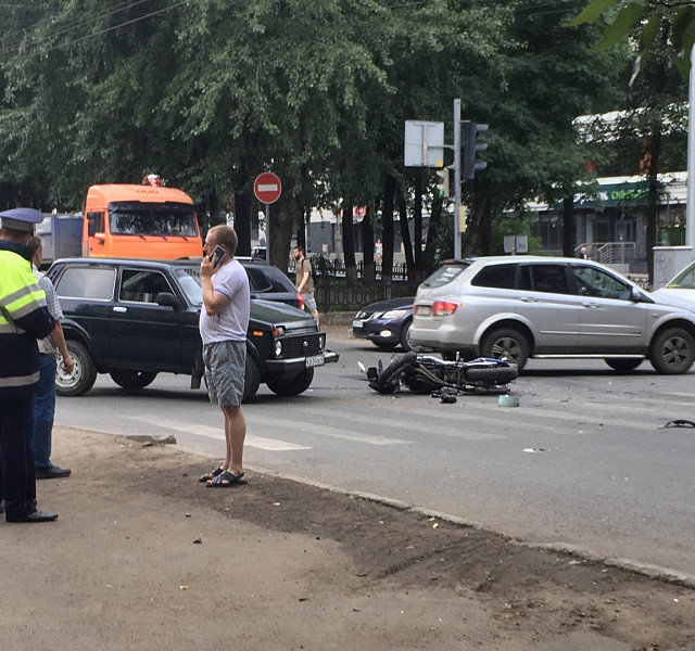 В центре Кирова мотоциклист врезался в 2 машины