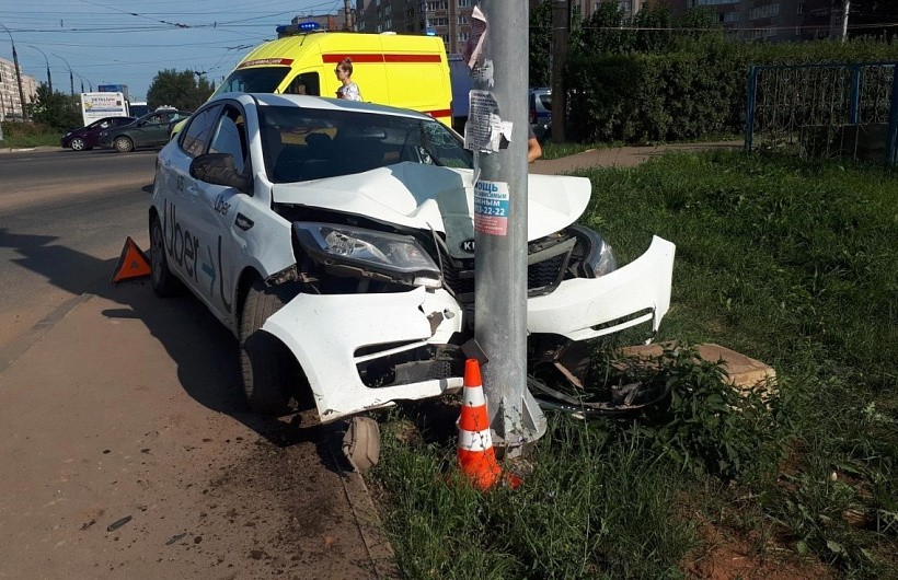 В Кирове машина такси врезалась в столб