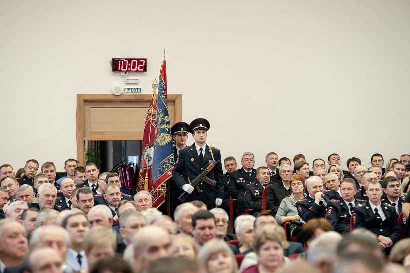 В день профессионального праздника Рахим Азимов поблагодарил ветеранов кировской полиции за сотрудничество