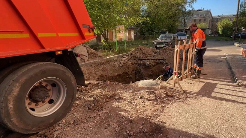 Автомобили мешают устранять дефекты на водопроводе в Кирове