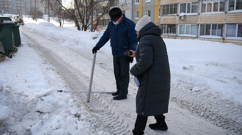 В Кирове чиновники с линейками измеряют сугробы во дворах