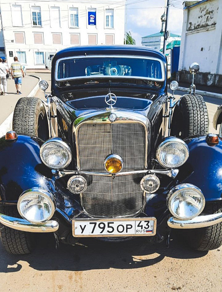 «Штучные» ретро-автомобили представили кировчанам на День города