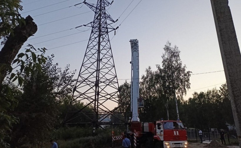 В Кирове женщина упала с опоры ЛЭП и умерла